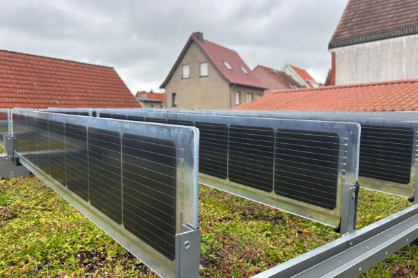 Innovative Photovoltaik-Anlage auf Gründach in Neustadt-Glewe 1