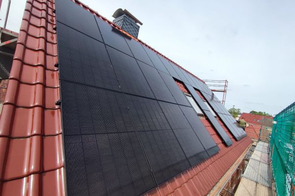 Installation einer Photovoltaikanlage auf einem Mehrfamilienhaus in Grabow 1