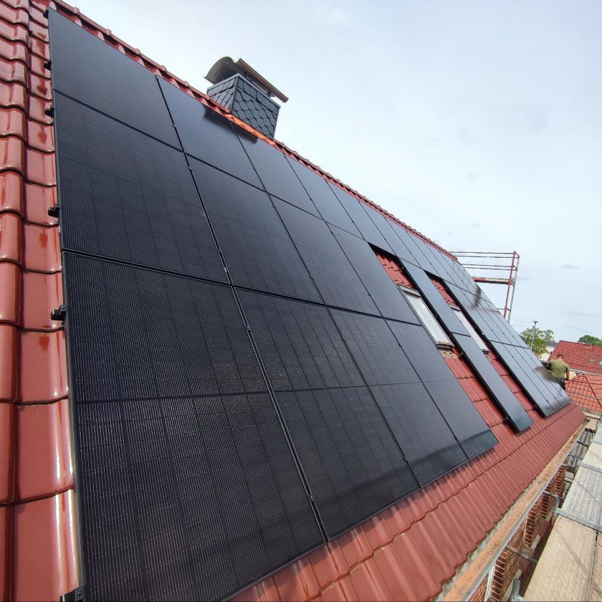 Installation einer Photovoltaikanlage auf einem Mehrfamilienhaus in Grabow 1
