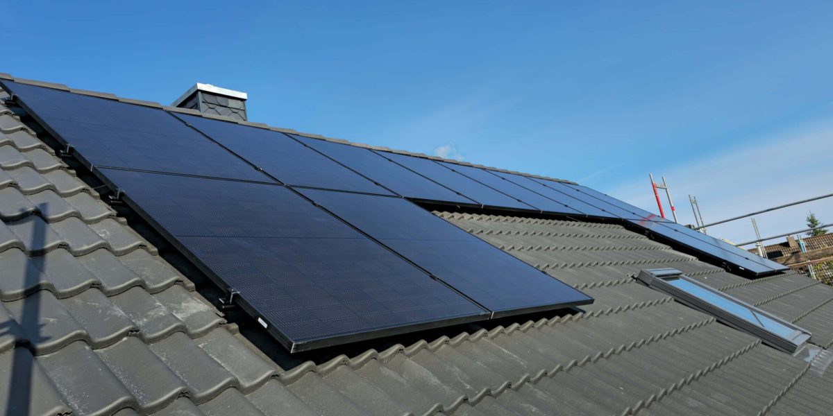 Montage einer leistungsstarken Photovoltaikanlage auf Neubau in Ludwigslust 1