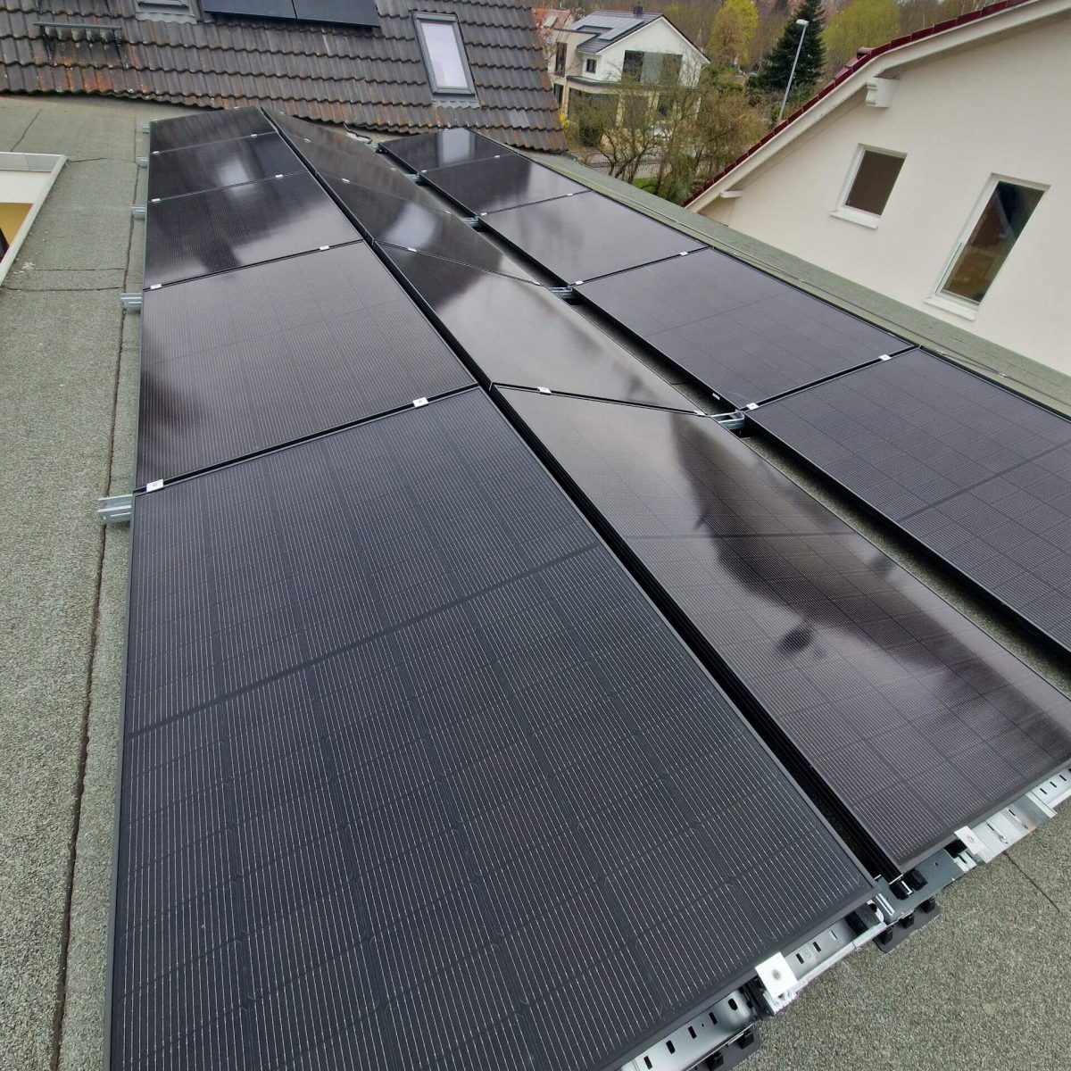 Photovoltaik-Flachdachanlage mit Aufständerung in Schwerin 1